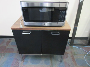 lot 52 image: GE MICROWAVE OVEN WITH STAND