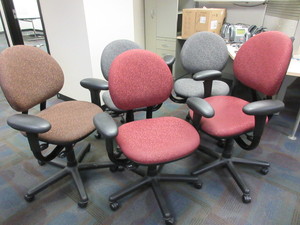 lot 986 image: STEELCASE CRITERION OFFICE CHAIRS IN MIXED COLORS