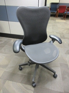 lot 848 image: HERMAN MILLER MIRRA 2 CHAIR
