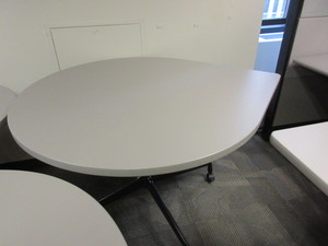 lot 618 image: HERMAN MILLER EVERYWHERE TEARDROP TABLE