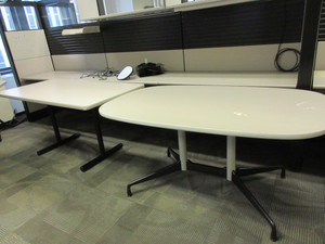 lot 621 image: HERMAN MILLER EAMES TABLE AND A RECTANGLE TABLE