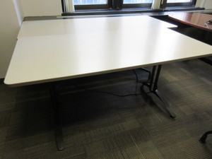 lot 633 image: VERSTEEL INTERLOCKING TABLES WITH FOLD UP LEGS