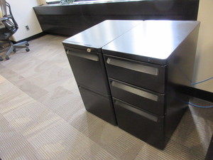 lot 477 image: HERMAN MILLER FREESTANDING PEDESTAL FILES