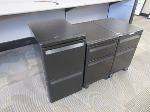 lot 483 image: HERMAN MILLER FREESTANDING PEDESTAL FILES