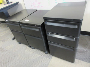 lot 496 image: HERMAN MILLER FREESTANDING PEDESTAL FILE UNITS