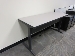 lot 668 image: HERMANMILLER TRAINING TABLE