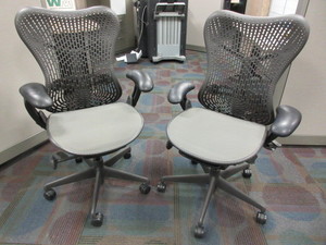 lot 918 image: HERMAN MILLER MIRRA CHAIRS