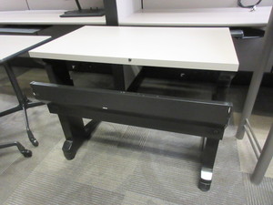 lot 628 image: HERMAN MILLER HEAVY DUTY TASK TABLE