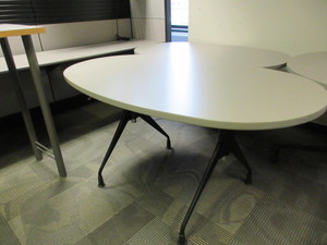 lot 657 image: HERMAN MILLER AVIVE HEIGHT ADJUSTABLE CLASSROOM TABLES