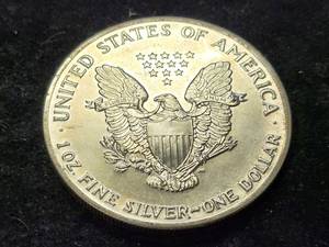 1990 AMERICAN SILVER EAGLE 1 TROY OZ .999 FINE SILVER DOLLAR