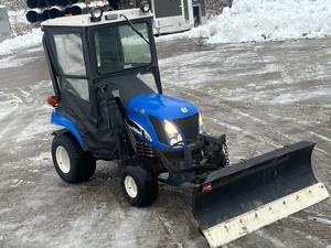 lot 3 image: New Holland TZ24DA All-Wheel-Drive Tractor