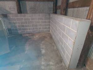 lot 16 image: Grey Brick Walls