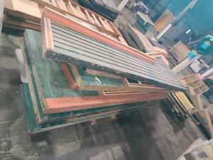 lot 70 image: Red & Green house 120 long