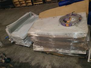 lot 166 image: 2 pallets of lights