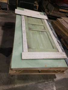 lot 110 image: pallet of Green setup 4 x 8