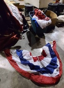 lot 148 image: Box of American Fan Flags