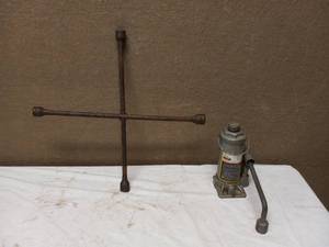 lot 32 image: 4 WAY LUG WRENCH & LARIN 20 TON BOTTLE JACK