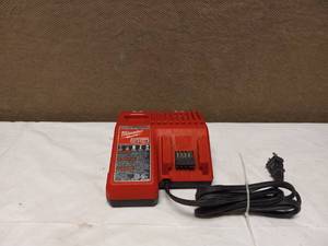 lot 53 image: MILWAUKEE M18 & M12 BATTERY CHARGER