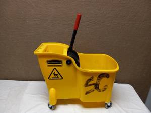 lot 79 image: RUBBERMAID MOP BUCKET ON WHEELS