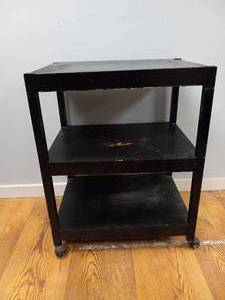 lot 89 image: 3 TIER STAND WITH WHEELS