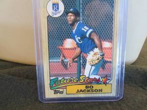 lot 18 image: 18. 1987 Topps Bo Jackson Rookie Ca...