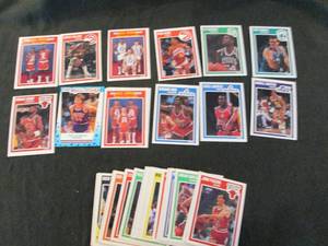 lot 29 image: 29. 50 1989-90 Fleer Basketball Car...