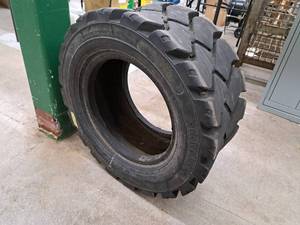 lot 104 image: Maine Rubber International Skid Loader Tire 28x12.5-15NHS