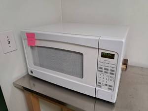 lot 83 image: 2013 General Electric JES2051DN2WW Household Microwave Oven