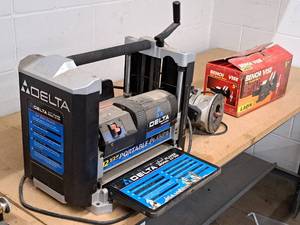 lot 110 image: Delta 22-560 12-12x6 Portable Planer