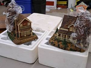 lot 339 image: Lot of (2) Hawthorne Village - Autumn Home and General Store by Terry Redlin Autumn Village Collection Christmas Table Dcor