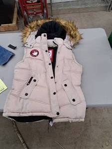 lot 374 image: Canada Weather Gear Medium Womens Hooded Vest
