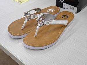 lot 370 image: Lot of (2 Pair) Klove4 Size 9M Womens Flip-Flops