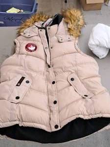 lot 376 image: Canada Weather Gear X-Large Womens Hooded Vest