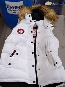 lot 375 image: Canada Weather Gear Medium Womens Hooded Vest