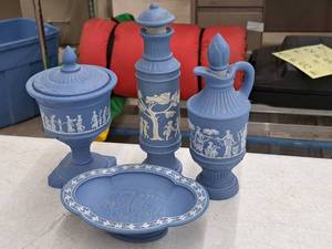 lot 389 image: Lot of (4) Avon Collectibles - Pitcher, Vase, Jar, Platter
