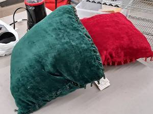 lot 438 image: Lot of (2) Throw Pillows