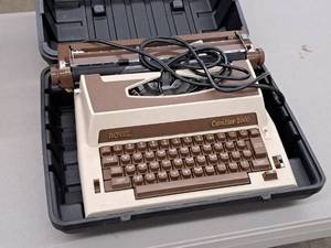 lot 431 image: Royal Cavalier 1000 Electric Typewriter