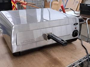 lot 140 image: Oster Pizza Oven