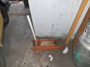 lot 73D image: Northern Hydraulics 2-14 Ton Hydraulic Floor Jack