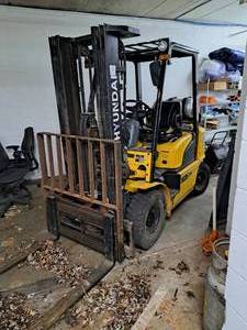 lot 73 image: Hyundai L-7A LPG Fork Lift