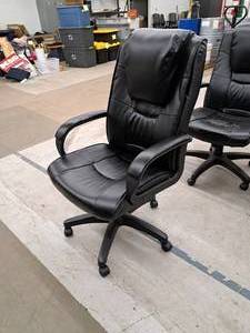lot 217 image: Leather Rolling Executive Office Arm Chair