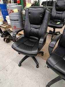 lot 227 image: Leather Rolling Executive Office Arm Chair