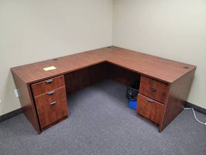 lot 541 image: Corner Desk