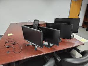 lot 551 image: 4 Monitors