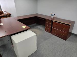 lot 545 image: Desk, file cabinet and chairs