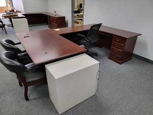 lot 546 image: Desk, file cabinet and chairs