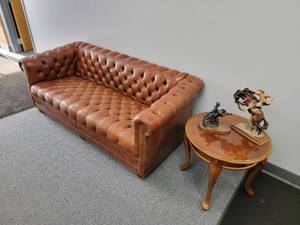 lot 550 image: Sofa, chairs, coffee table, side table and accessories