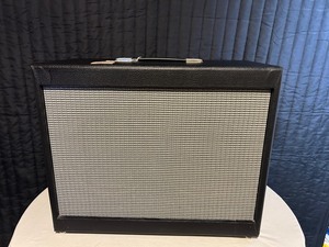 lot 38 image: Custom Built 2x10 Speaker Cab