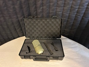 lot 39 image: MXL Studio Condenser Microphone with Hard Case