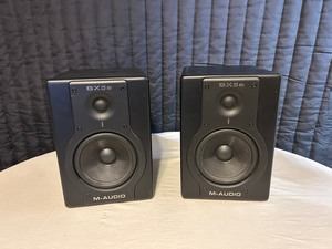 lot 42 image: M-Audio BX5a Deluxe- Pair